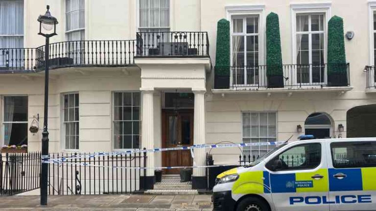El cuerpo de una mujer fue encontrado en su casa en Hyde Park después de que los vecinos informaran de gritos.