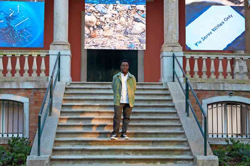 John Akomfrah fuera del Pabellón Británico en la Biennale de Venecia