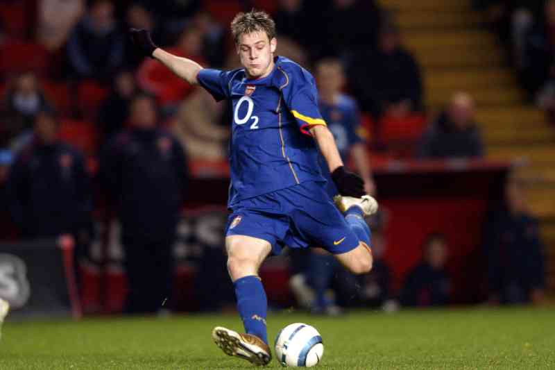 Stokes hizo su debut en el Arsenal a los 16 años